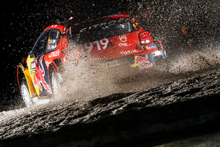 Sebastien Ogier steckt im Schnee fest!