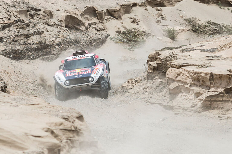 Erster Sieg für Peterhansel, Sainz und Loeb fallen zurück