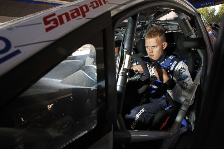 Tänak hält Volkswagen-Trio in Schach