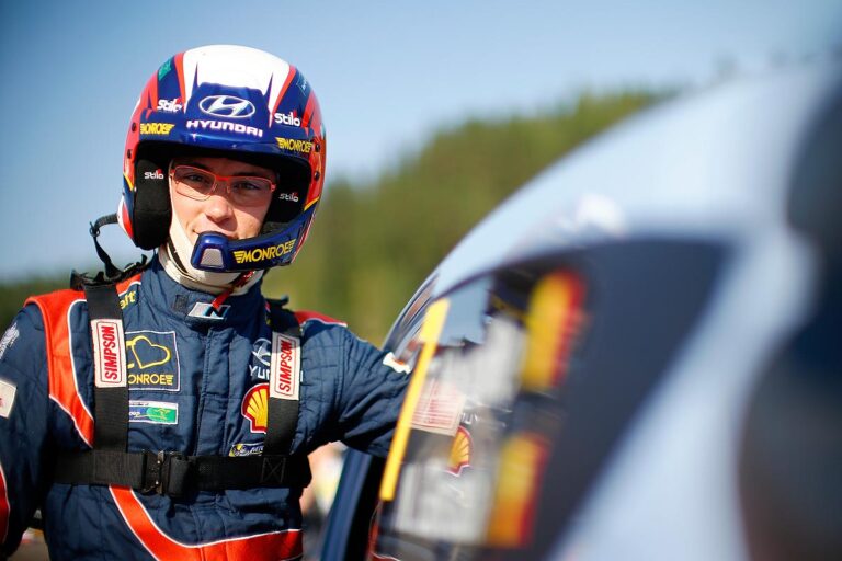 Neuville fährt die East Belgian Rallye