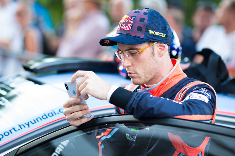 Thierry Neuville: Teurer Griff zum Handy