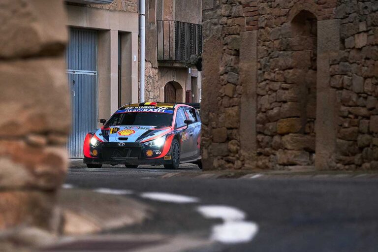 Enges Duell zwischen Rovanperä und Neuville