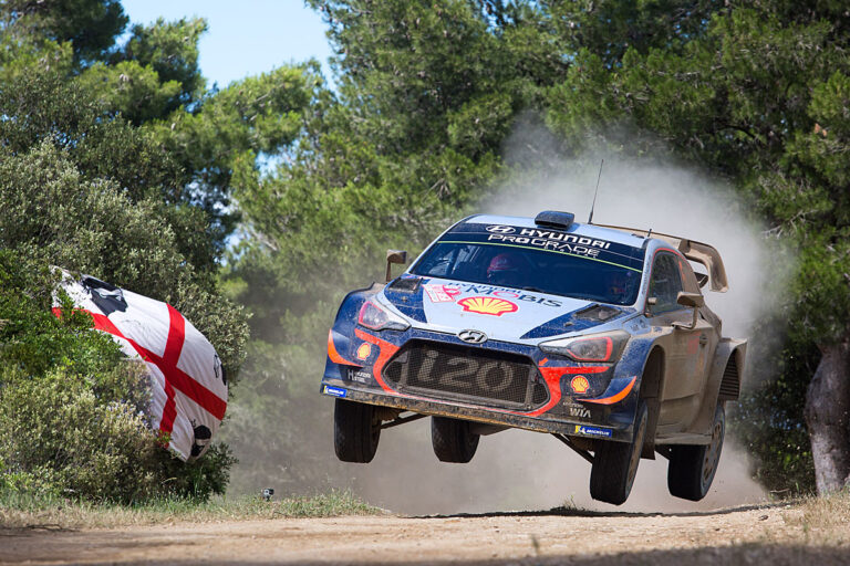 Rallye Sardinien nach WP12: Neuville greift Ogier an