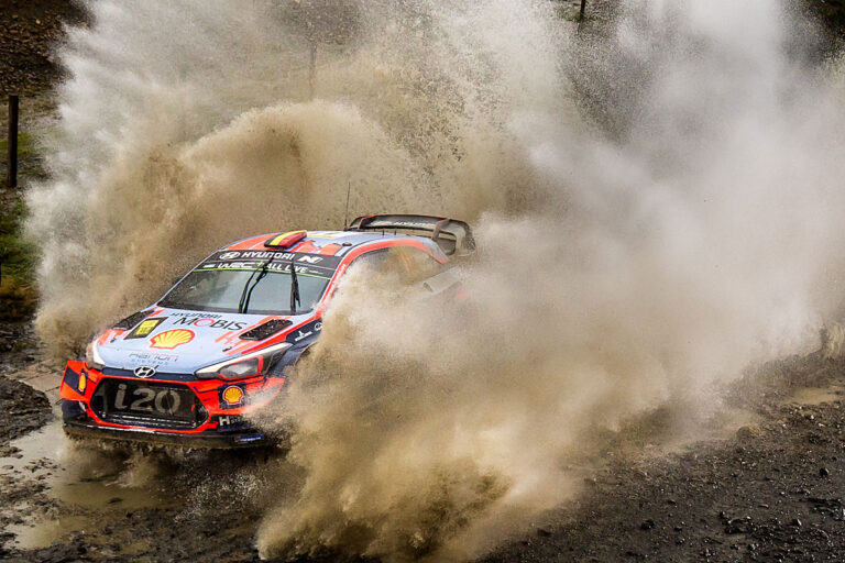 Neuville macht Druck – Tänak weiter vorn