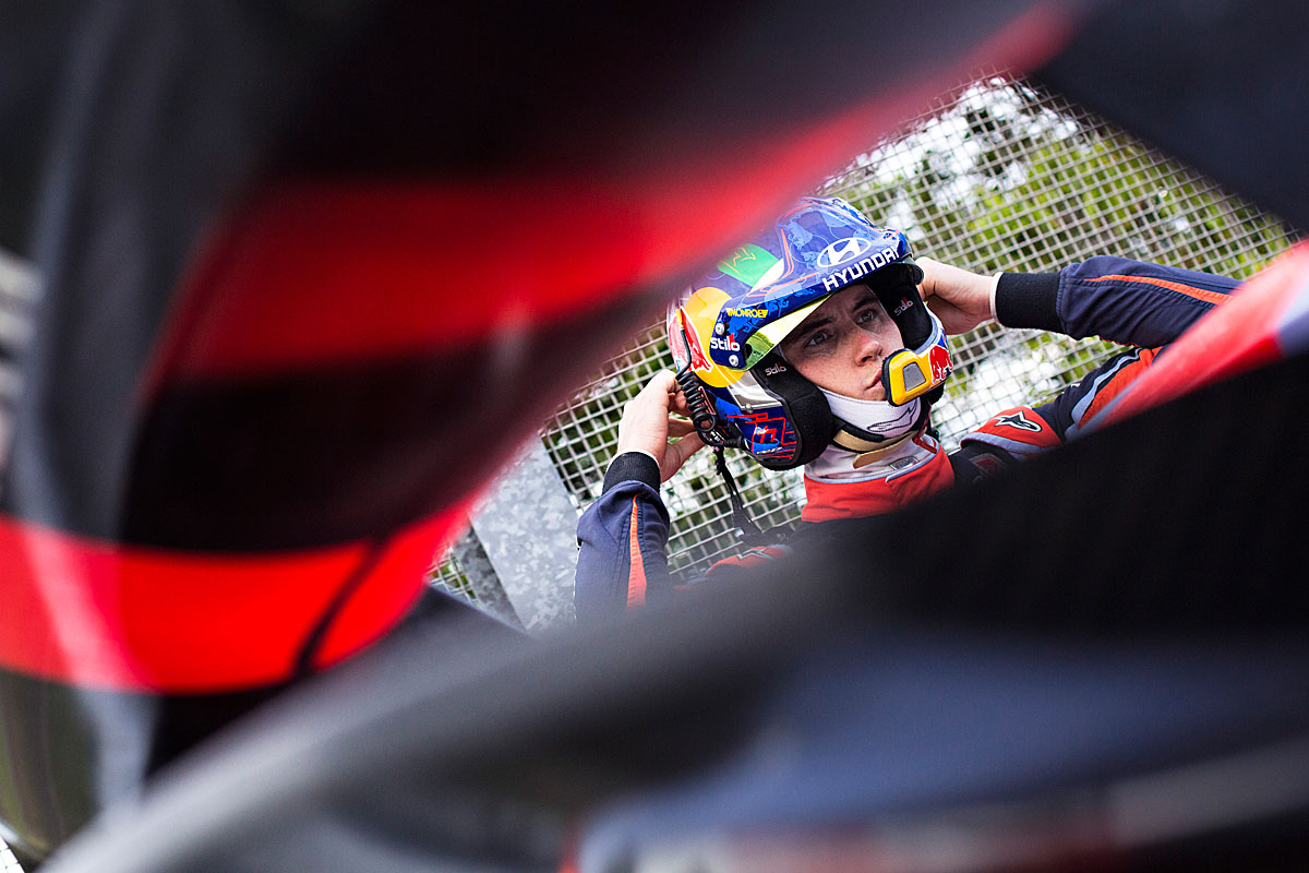 Australien nach WP14: Mikkelsen patzt – Neuville vorn