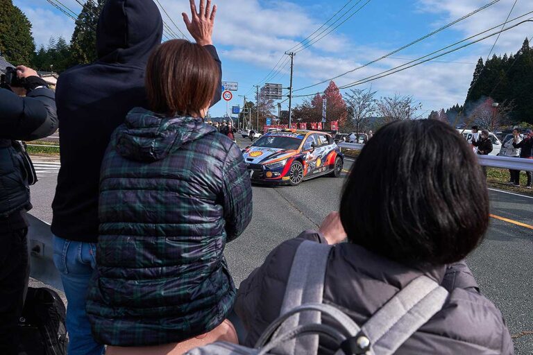 Neuville übernimmt die Führung