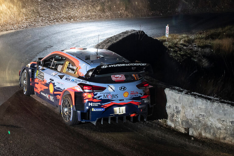 Neuville setzt sich an die Spitze