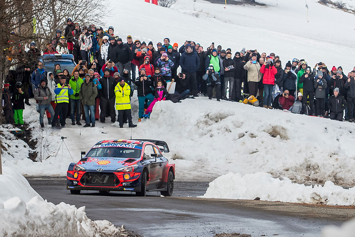 Thierry Neuville übernimmt die Führung