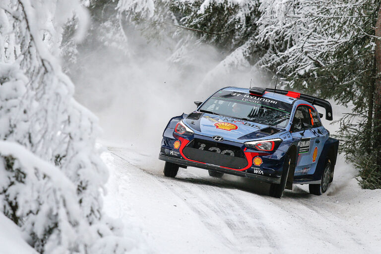 Rallye Schweden: Neuville trotz Schrecksekunde vorn