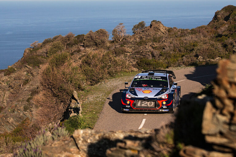 Rallye Korsika nach WP7: Neuville weiter knapp vor Meeke