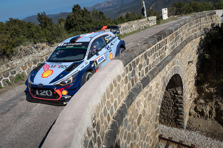 Korsika nach WP8: Neuville führt – Ogier mit Problemen