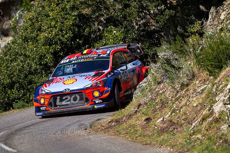 Neuville plötzlich vorn – Rückschlag für Tänak