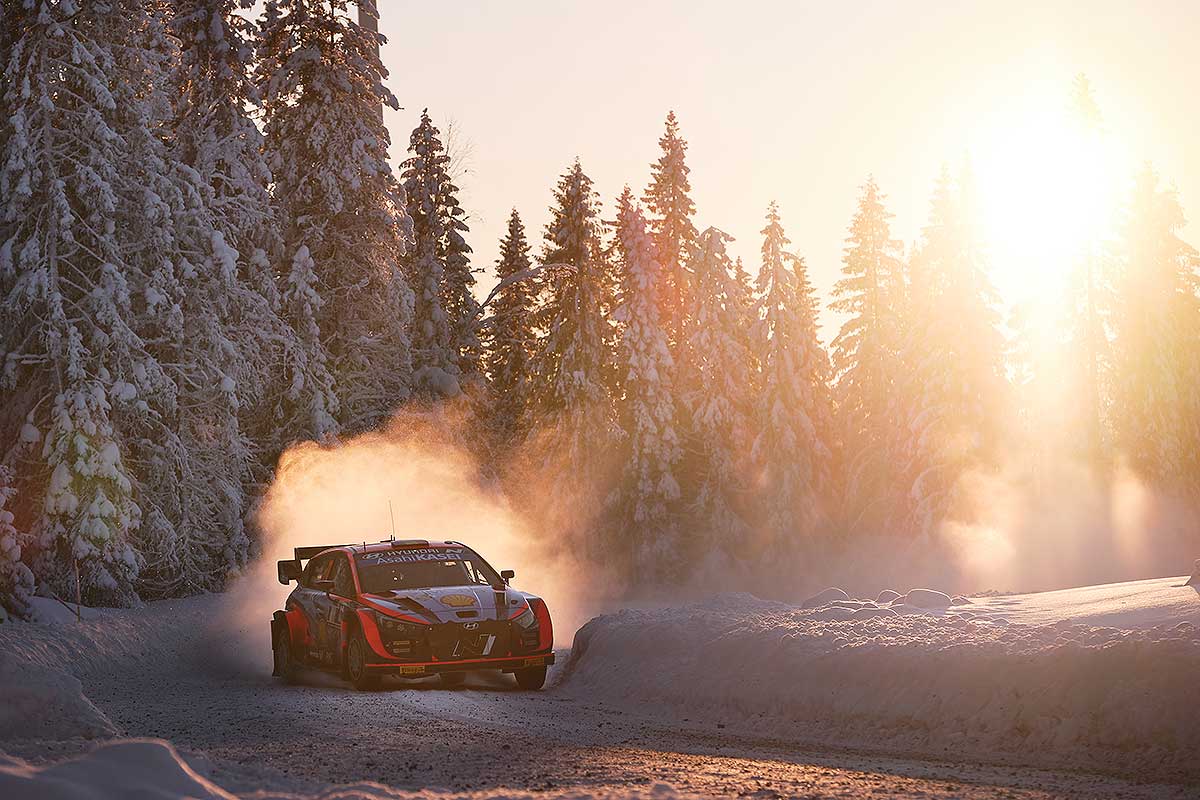Neuville liegt nach spannender Etappe vorn