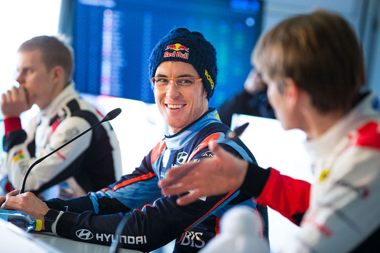 Neuville erneut vor Ogier