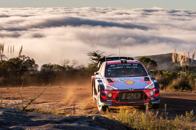 Tänak raus – Neuville auf Siegkurs