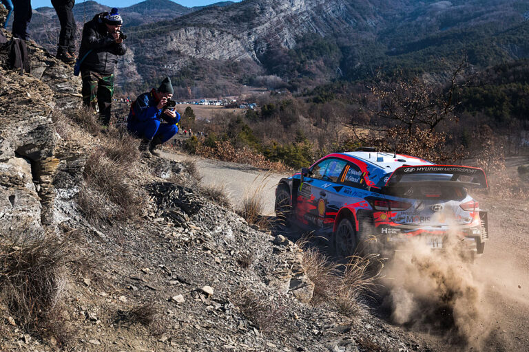 Neuville macht weiter Druck