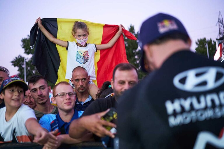 Desaster für M-Sport – Neuville führt