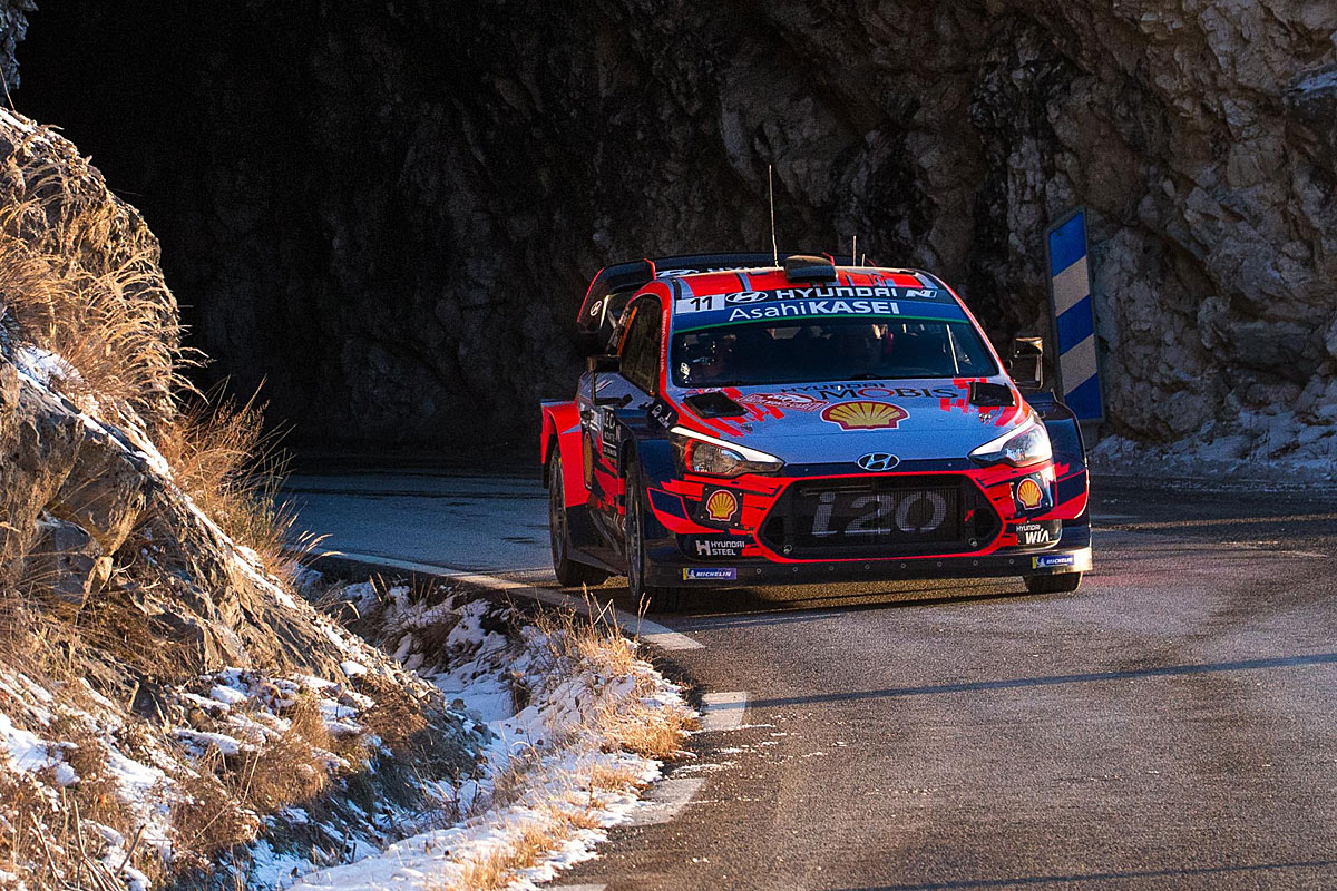 Neuville geht in Führung – Bestzeit für Loeb