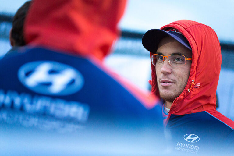 Wales nach WP11: Neuville im Graben