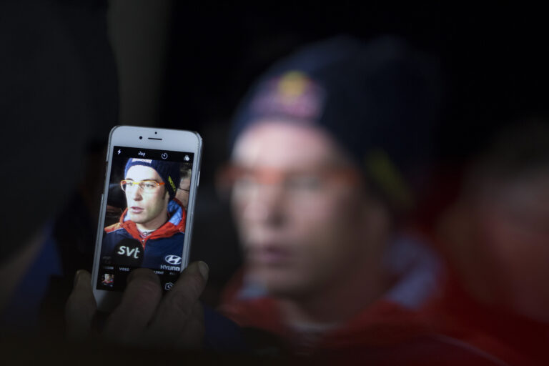 Rallye Schweden: Drama für Neuville