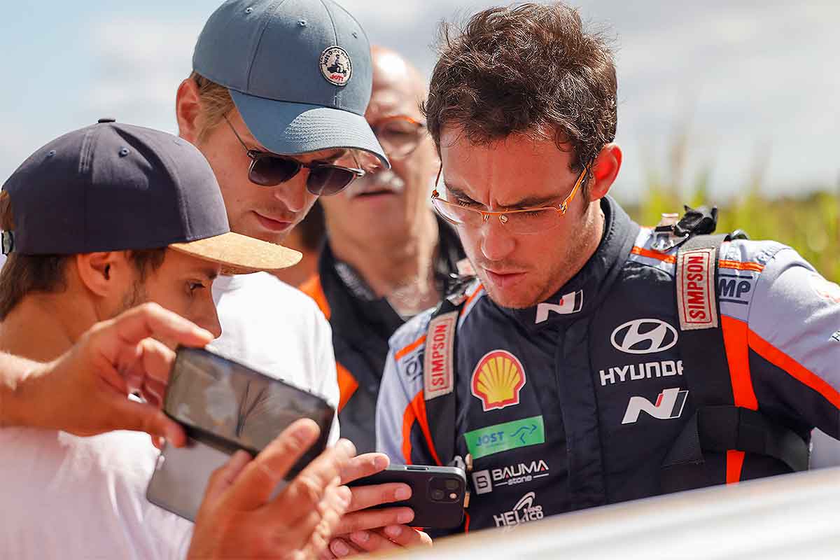 Neuville rutscht raus – Tänak knapp vor Evans