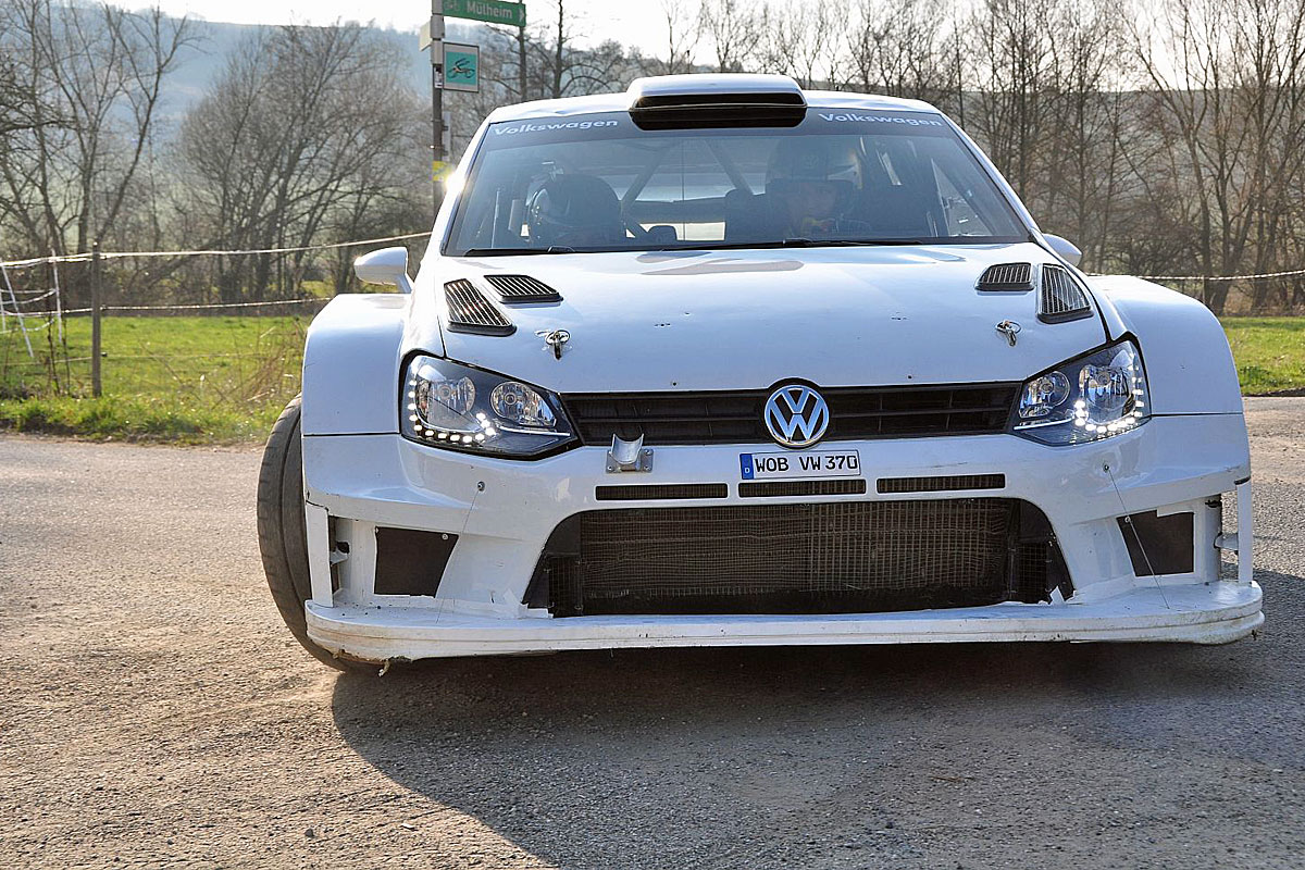 Volkswagen testet fleißig – Toyota verspätet