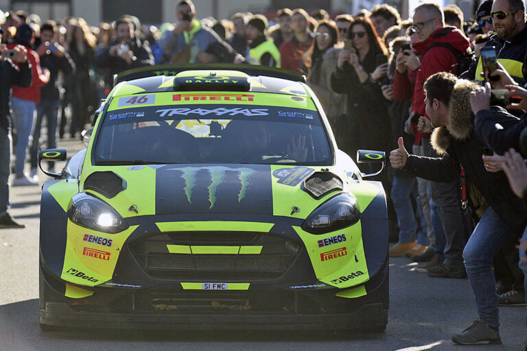 Valentino Rossi besiegt Teemu Suninen