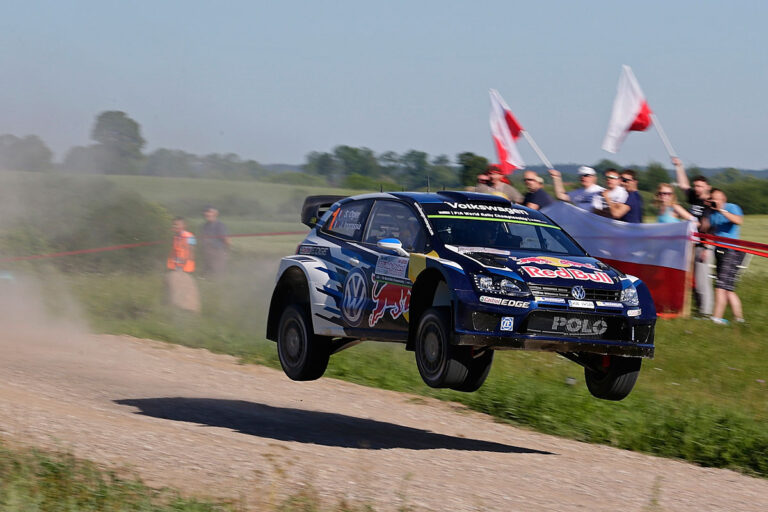 VW-Trio vorn – Tänak lauert