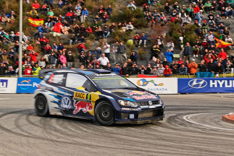 Ogier fliegt ab – Mikkelsen gewinnt