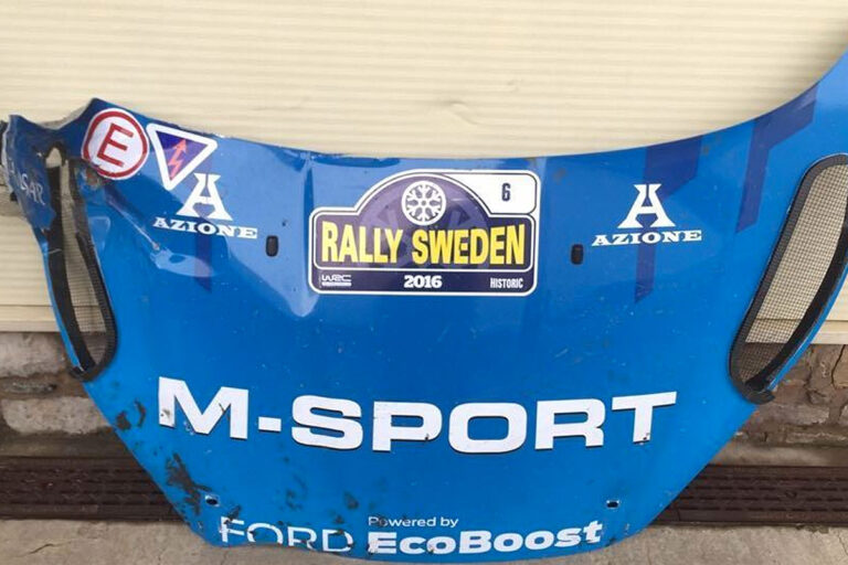 WRC-Motorhaube mit leichten Gebrauchsspuren