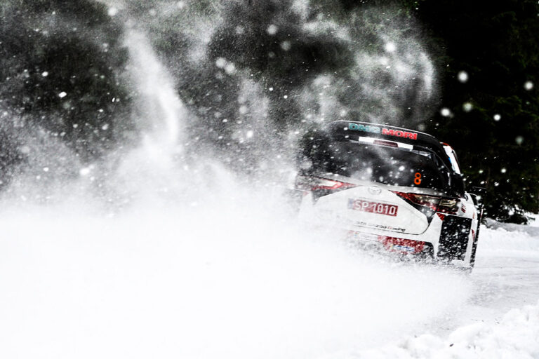 Fünf Toyota Yaris WRC bei der Rallye Schweden