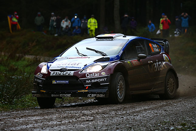 Neuville bleibt an Ogier dran