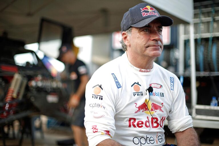 Sainz meldet sich mit Tagessieg zu Wort