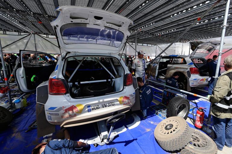 Ogier vorn – Latvala in Schwierigkeiten