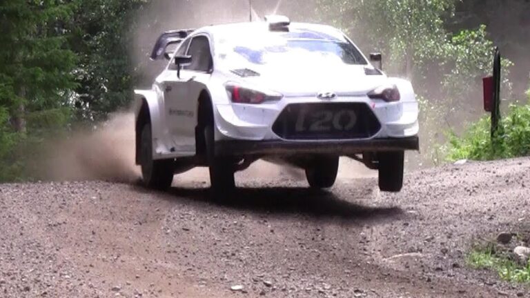 VIDEO: Andreas Mikkelsen Test Rallye Finnland