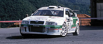 Jan Kopecky startet im werksunterstützten Skoda Octavia WRC durch.