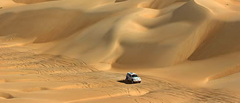 Herausforderung oder unsinniges Spektakel: Rallye Dakar wird 25