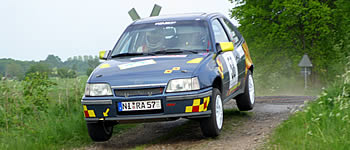F2005-Fahrzeug führt Pokal an