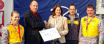 DMSB übergibt DKMS-Spende