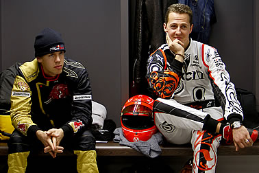 Schumi patzt – Vettel zur Stelle