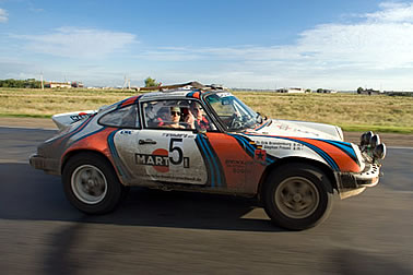 Oldtimer stiehlt Cayennes die Schau