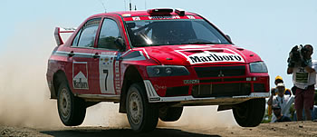 Mitsubishi-Testteam in schweren Verkehrsunfall verwickelt.