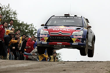 Loeb gewinnt turbulenten WM-Lauf