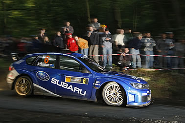 Subaru mit drei Autos in Spanien
