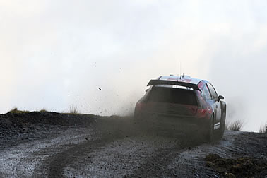 Loeb darf um Sieg fahren