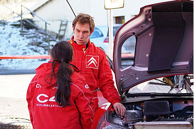 Atkinson probiert den C4 aus