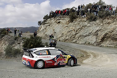 Loeb fährt sich an die Spitze