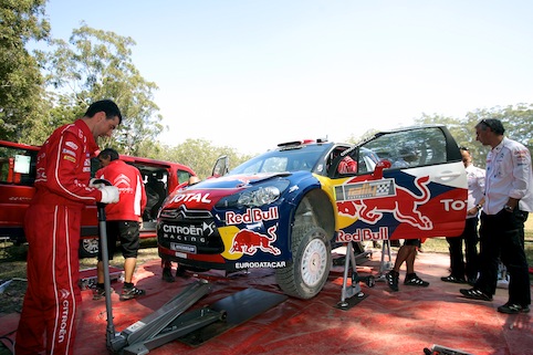 Loeb und Ogier nach Unfall raus