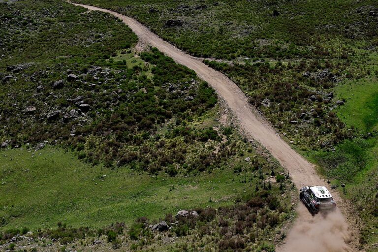 Unfälle überschatten Tagessieg von Peterhansel