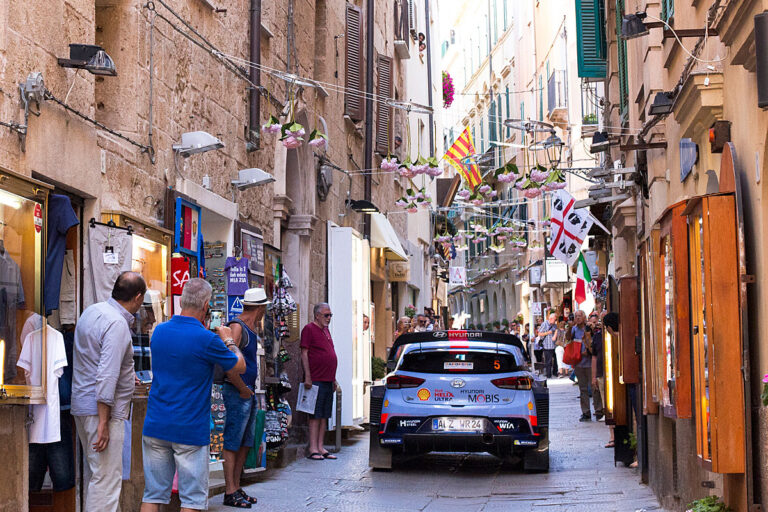 Sardinien nach WP1: Neuville gewinnt Auftakt